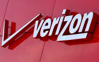 Verizon Raises Profit Forecast, Loses More Wireless Phone Customers