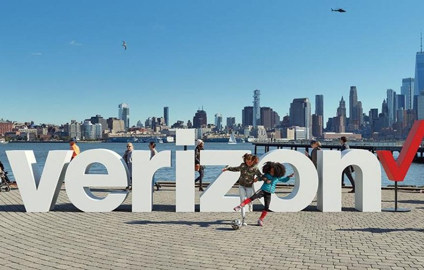 Verizon Communications Stock Falls as UBS Cuts Its Rating