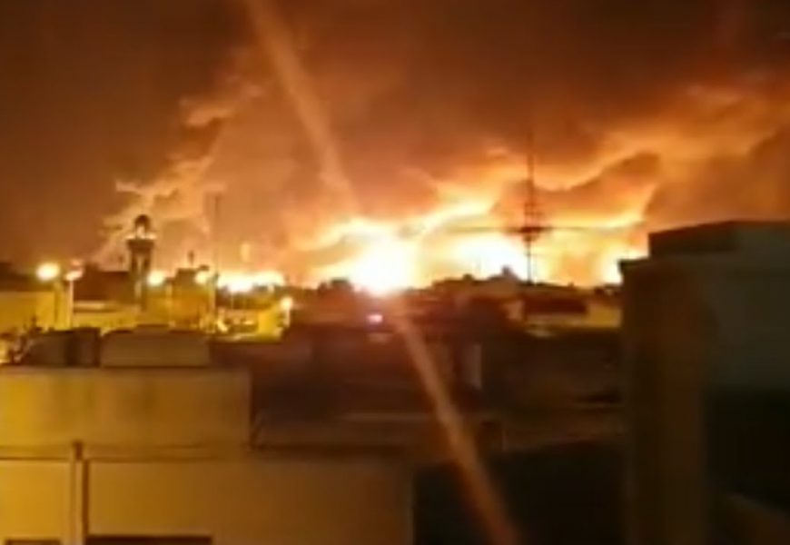 Požáry a exploze zasáhly největší ropné zařízení na světě v Saúdské Arábii