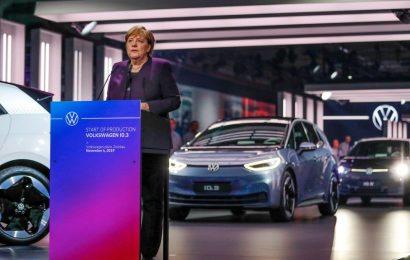 Volkswagen spustil výrobu lidového EV a zahájil lobbying za uhlíkovou daň