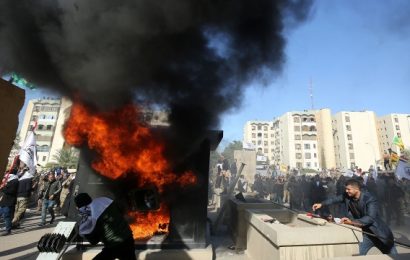 Rozzuření iráčtí občané a pozůstalí vzali útokem americkou ambasádu v Bagdádu