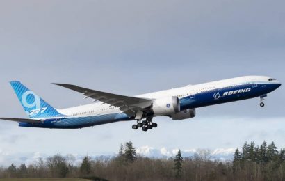 Boeing si vezme půjčku 12 miliard dolarů