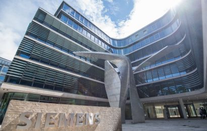 Čistý zisk skupiny Siemens klesl o 64%