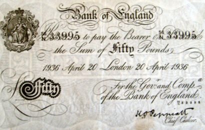 Velká Británie poprvé v historii prodávala dluhopisy s negativním výnosem