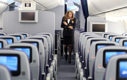 United Airlines Needs 3,000 Of Its 25,000 Flight Attendants