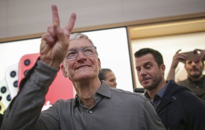 Apple becomes first $2 Trillion company