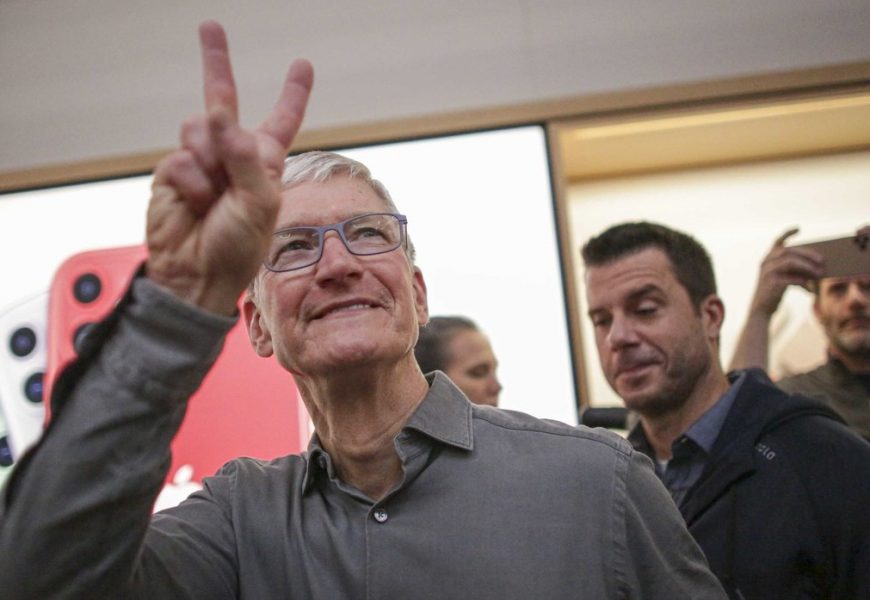 Apple becomes first $2 Trillion company