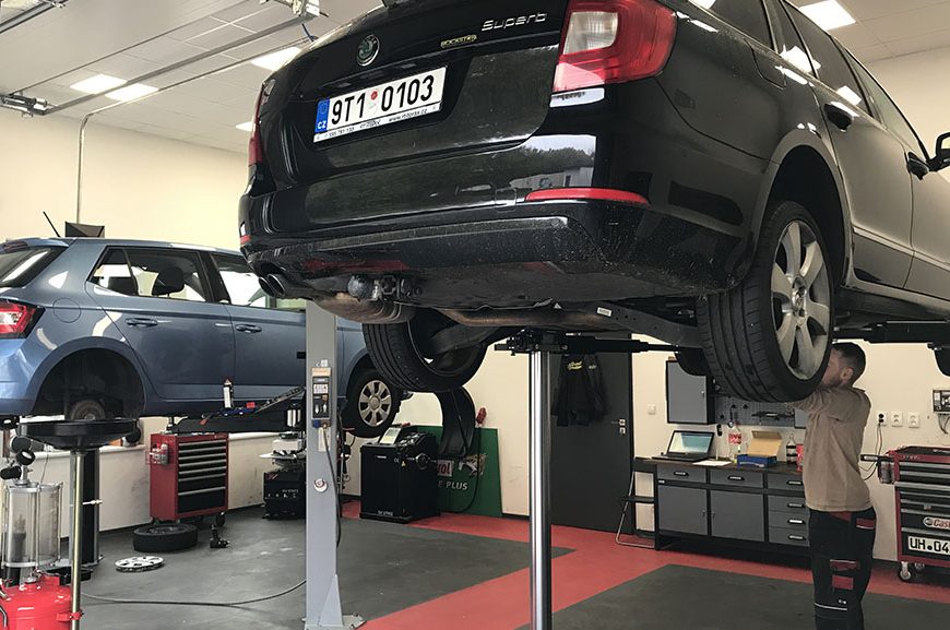 Autoservisy – předání auta pouze na chodníku