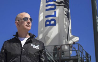 Jeff Bezos poletí do vesmíru dříve než Elon Musk