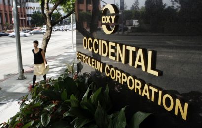 Warren Buffett accumulated another $1 billion in Occidental shares
