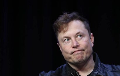 Musk přiznal, že jeho nové továrny prodělávají miliardy