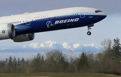 Boeing Tumbles On Unexpected Q4 Loss