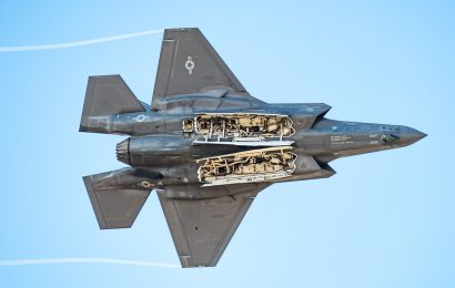 Celkové náklady na pořízení a provoz F-35 do r. 2069: 322 mld. Kč