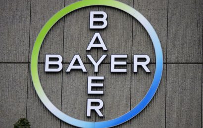 Soud: Německý Bayer musí zaplatit odškodnění 1,56 mld. USD za RoundUp